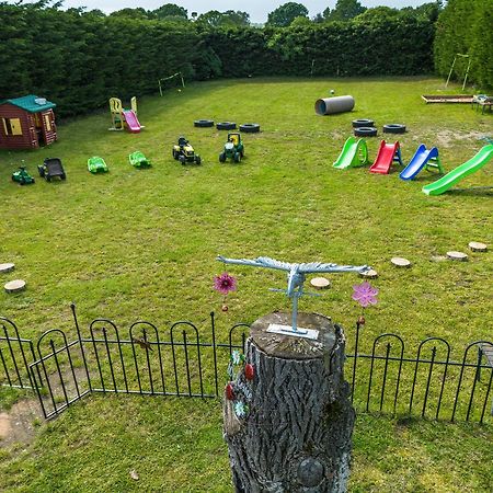 Upside Down House - Sleeps Up To 6 Guests - Great For Family And Friends Gatherings,Corporate Events ,Near Sherwood Forest At Fairview Farm In Nottingham Set In 88 Acres المظهر الخارجي الصورة