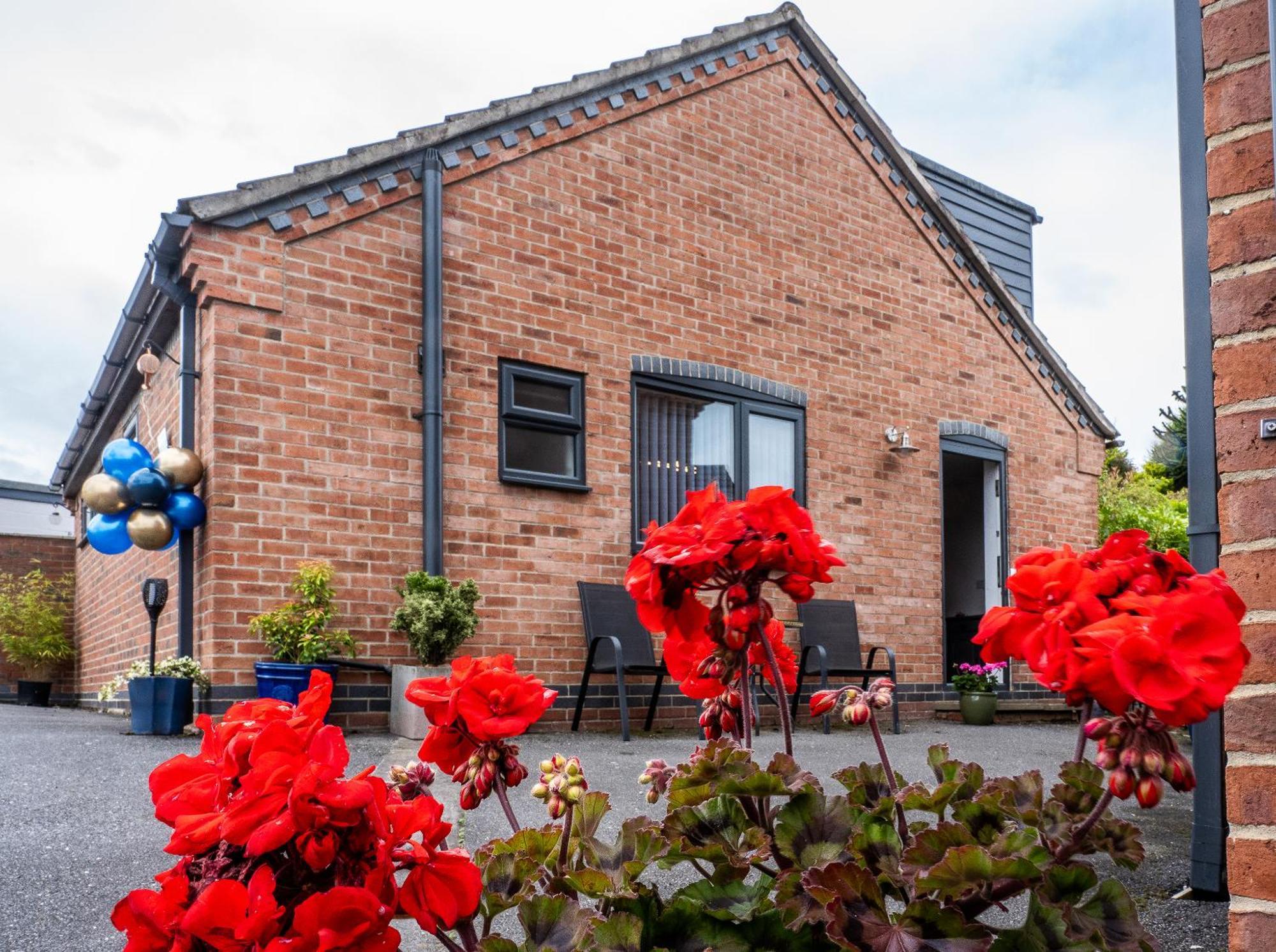 Upside Down House - Sleeps Up To 6 Guests - Great For Family And Friends Gatherings,Corporate Events ,Near Sherwood Forest At Fairview Farm In Nottingham Set In 88 Acres المظهر الخارجي الصورة
