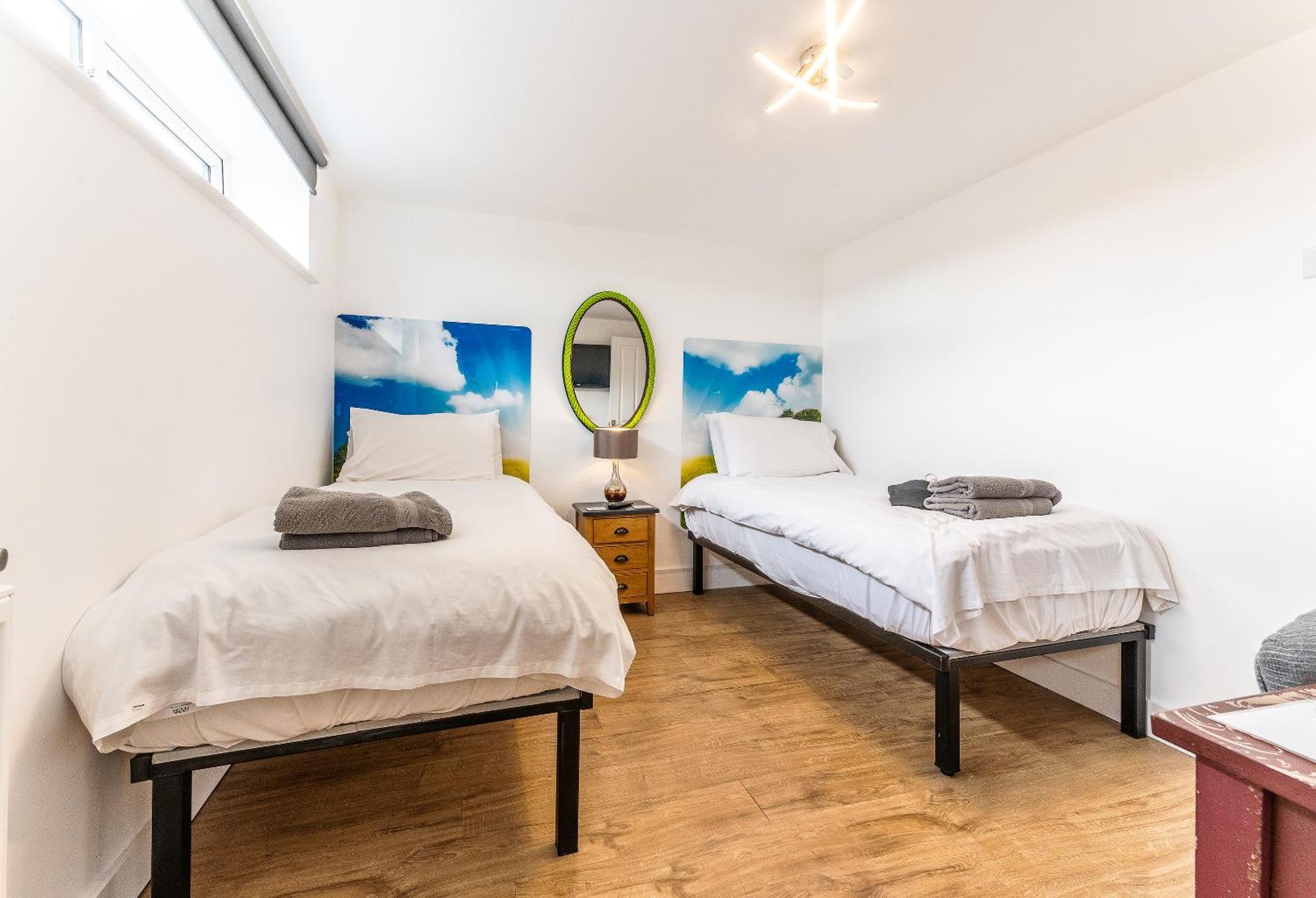 Upside Down House - Sleeps Up To 6 Guests - Great For Family And Friends Gatherings,Corporate Events ,Near Sherwood Forest At Fairview Farm In Nottingham Set In 88 Acres المظهر الخارجي الصورة