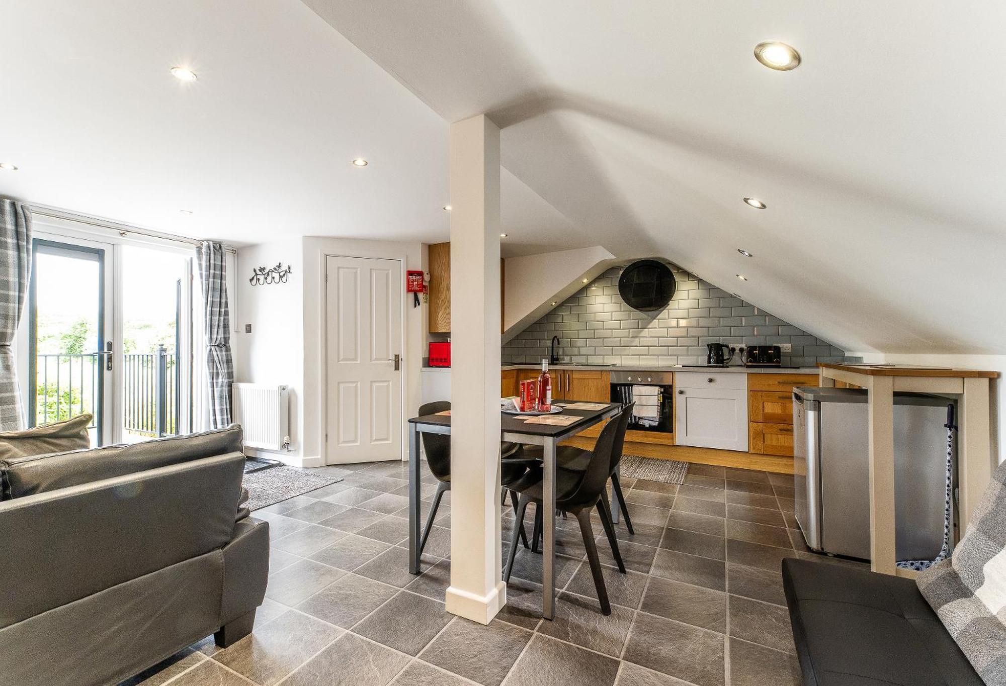 Upside Down House - Sleeps Up To 6 Guests - Great For Family And Friends Gatherings,Corporate Events ,Near Sherwood Forest At Fairview Farm In Nottingham Set In 88 Acres المظهر الخارجي الصورة
