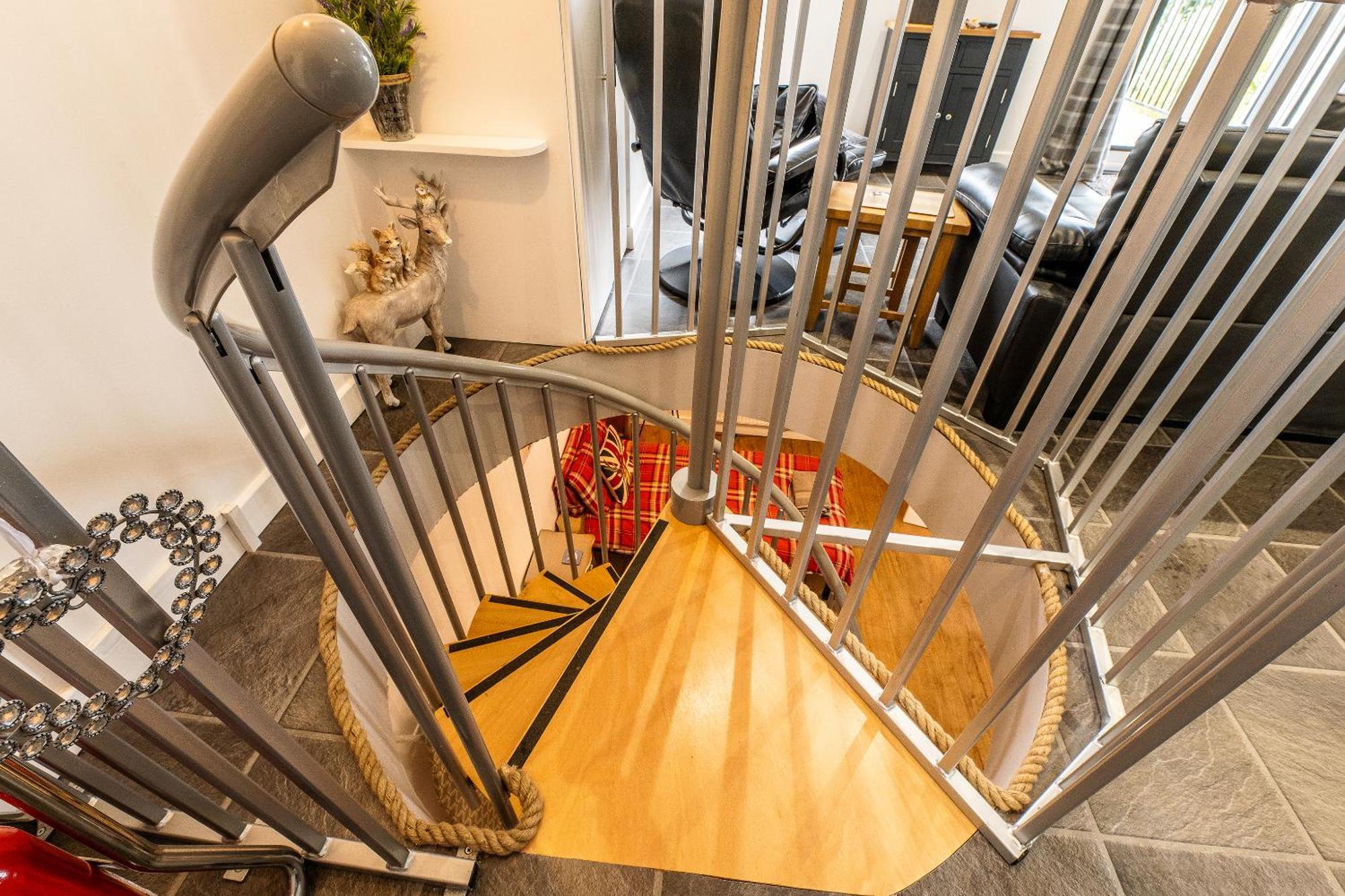 Upside Down House - Sleeps Up To 6 Guests - Great For Family And Friends Gatherings,Corporate Events ,Near Sherwood Forest At Fairview Farm In Nottingham Set In 88 Acres المظهر الخارجي الصورة