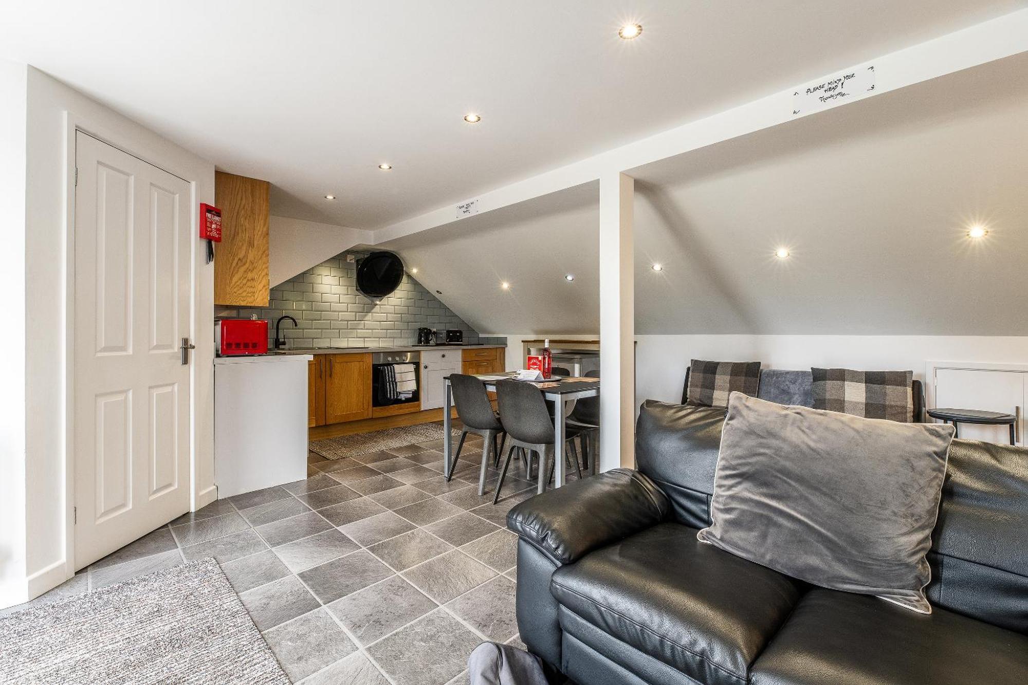 Upside Down House - Sleeps Up To 6 Guests - Great For Family And Friends Gatherings,Corporate Events ,Near Sherwood Forest At Fairview Farm In Nottingham Set In 88 Acres المظهر الخارجي الصورة
