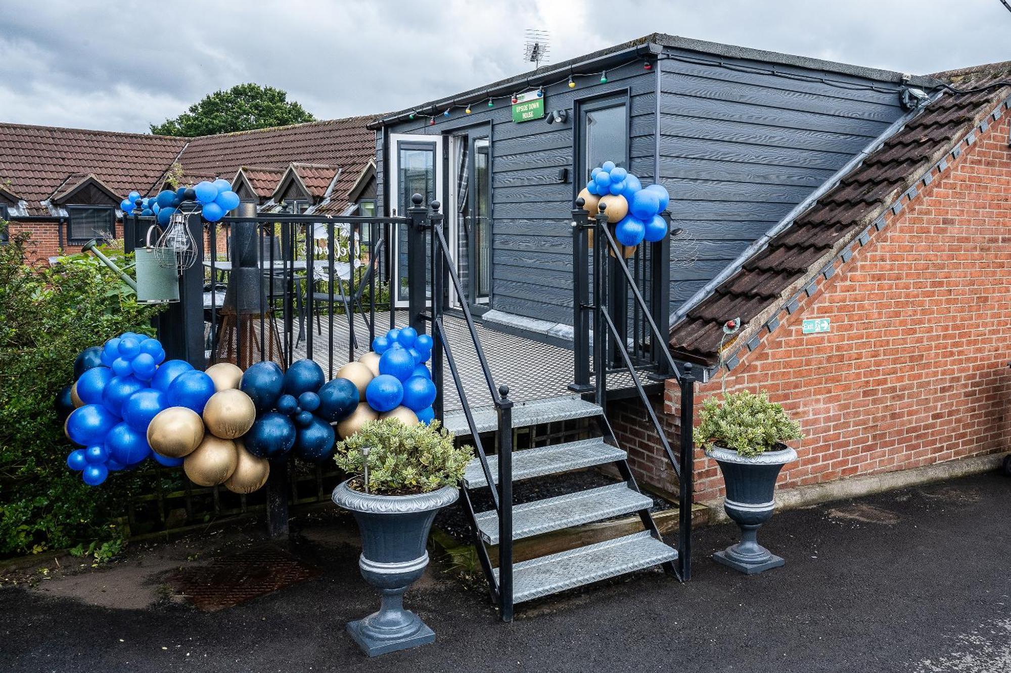 Upside Down House - Sleeps Up To 6 Guests - Great For Family And Friends Gatherings,Corporate Events ,Near Sherwood Forest At Fairview Farm In Nottingham Set In 88 Acres المظهر الخارجي الصورة