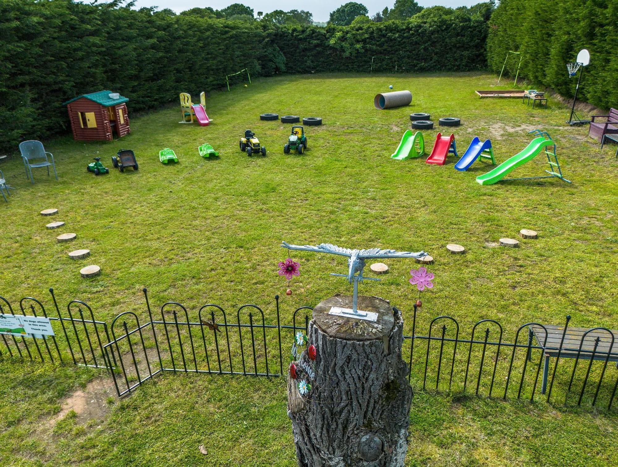 Upside Down House - Sleeps Up To 6 Guests - Great For Family And Friends Gatherings,Corporate Events ,Near Sherwood Forest At Fairview Farm In Nottingham Set In 88 Acres المظهر الخارجي الصورة