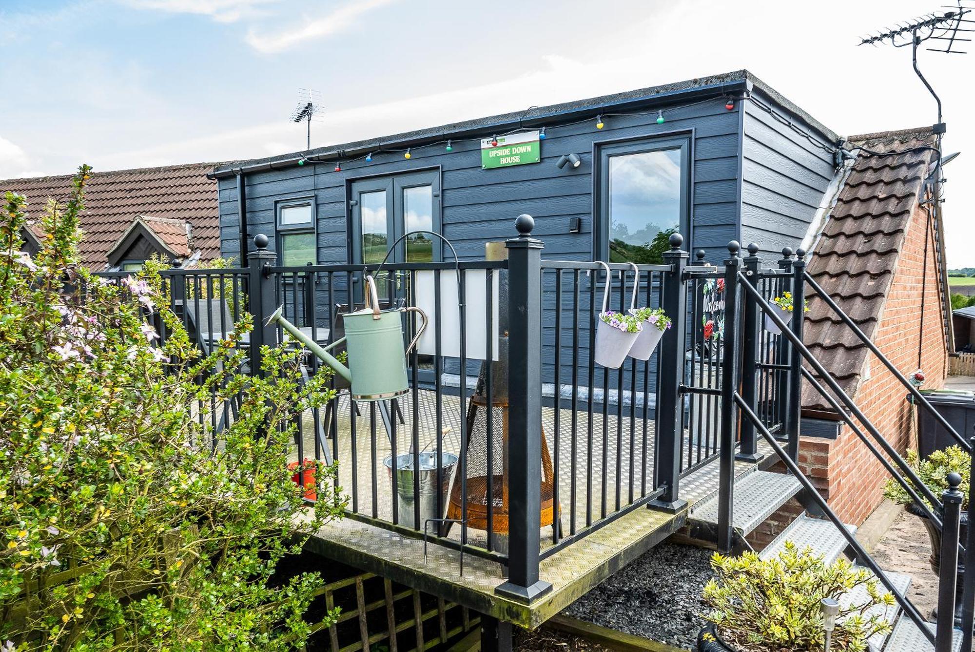 Upside Down House - Sleeps Up To 6 Guests - Great For Family And Friends Gatherings,Corporate Events ,Near Sherwood Forest At Fairview Farm In Nottingham Set In 88 Acres المظهر الخارجي الصورة