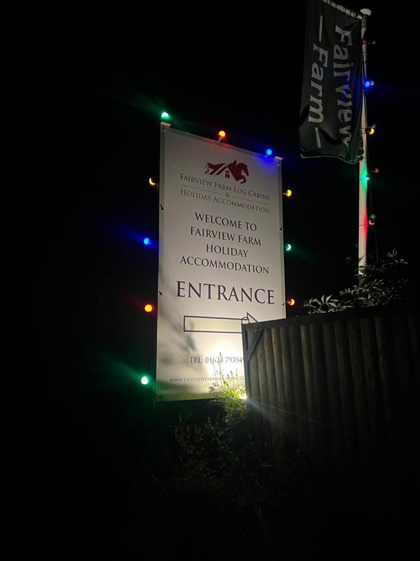 Upside Down House - Sleeps Up To 6 Guests - Great For Family And Friends Gatherings,Corporate Events ,Near Sherwood Forest At Fairview Farm In Nottingham Set In 88 Acres المظهر الخارجي الصورة