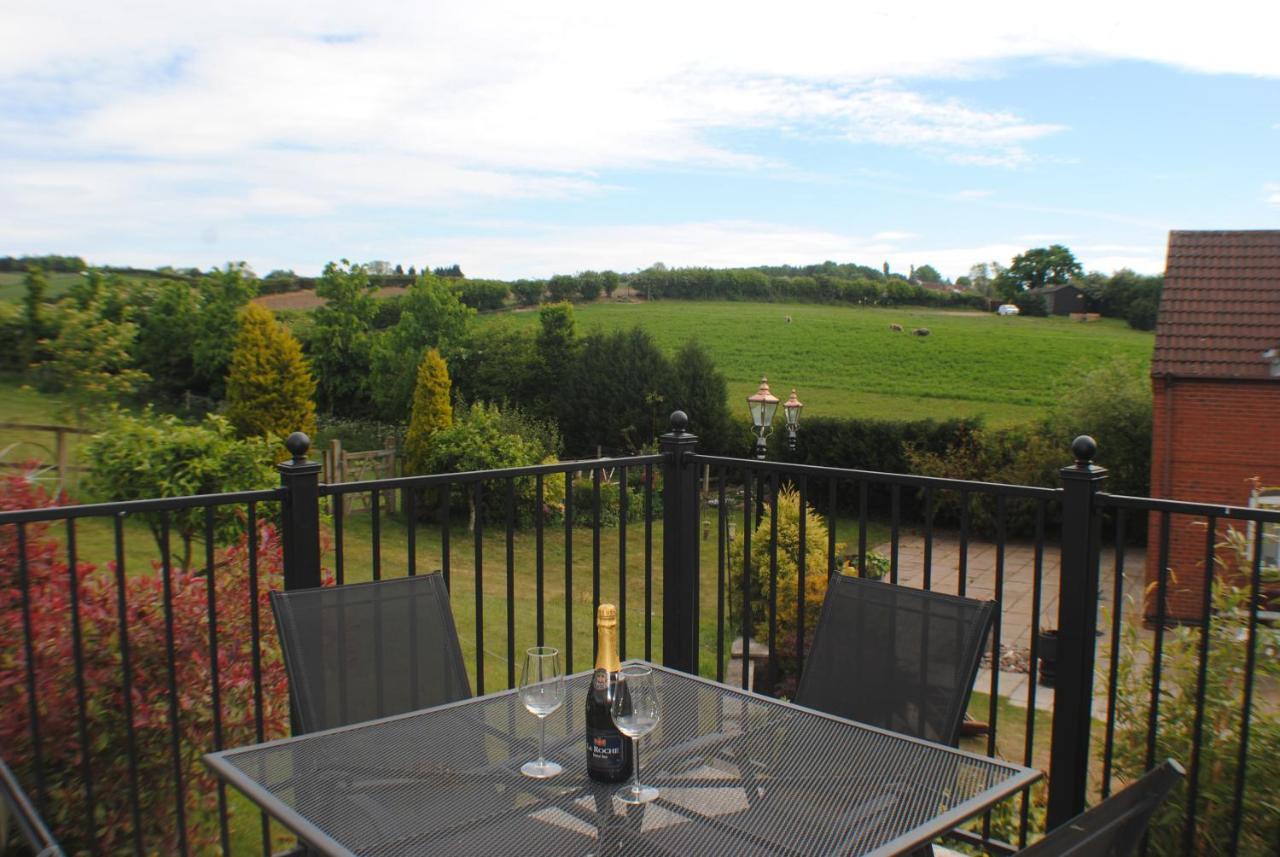 Upside Down House - Sleeps Up To 6 Guests - Great For Family And Friends Gatherings,Corporate Events ,Near Sherwood Forest At Fairview Farm In Nottingham Set In 88 Acres المظهر الخارجي الصورة