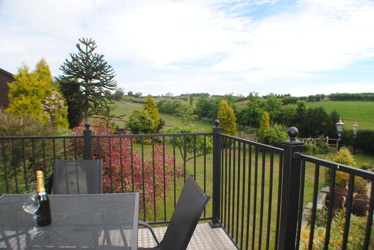 Upside Down House - Sleeps Up To 6 Guests - Great For Family And Friends Gatherings,Corporate Events ,Near Sherwood Forest At Fairview Farm In Nottingham Set In 88 Acres المظهر الخارجي الصورة